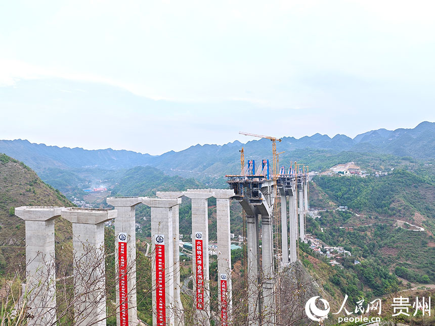 建設中的六枝特大橋。人民網 龍章榆攝