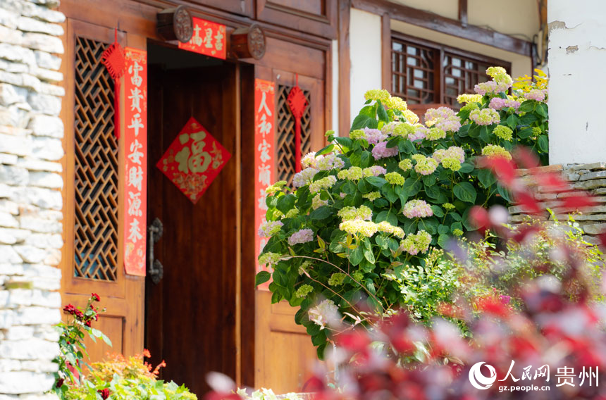 村落中隱藏著許多具有特色的民宿。人民網 陽茜攝