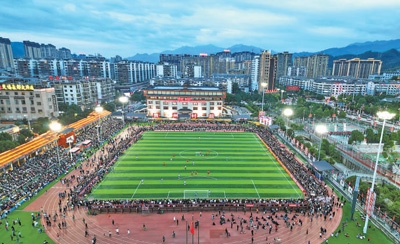 友誼賽現場，球迷在觀賽。