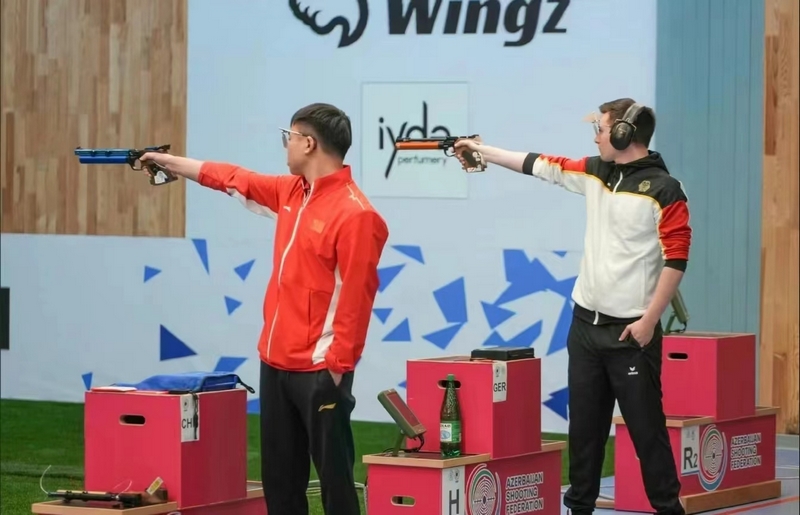 謝瑜（紅衣）在十米氣手槍個人賽。