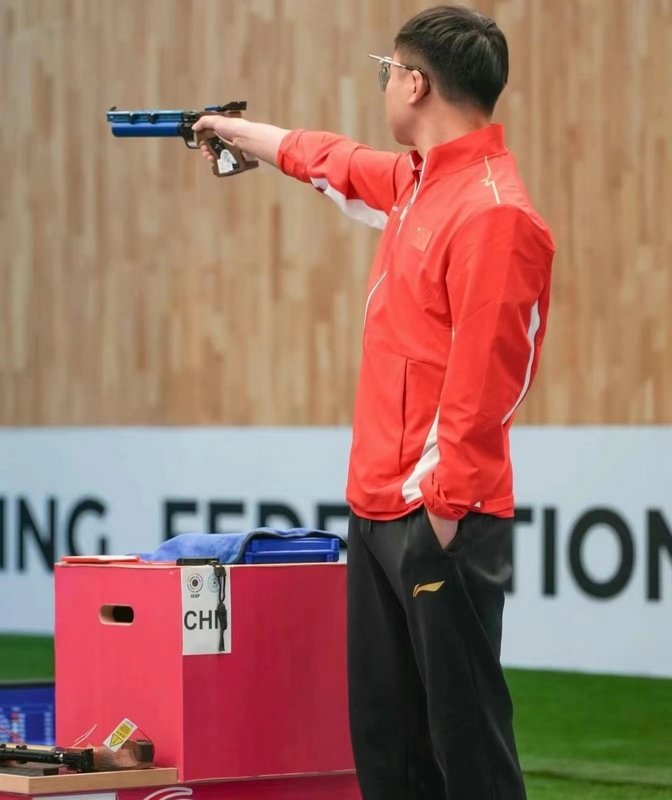 中國選手正在射擊比賽。