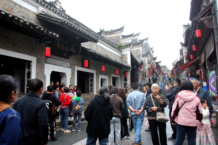 參觀黎平紅色景點的游客絡繹不絕。