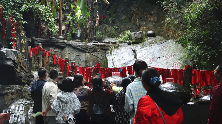 游客參觀產蛋崖。