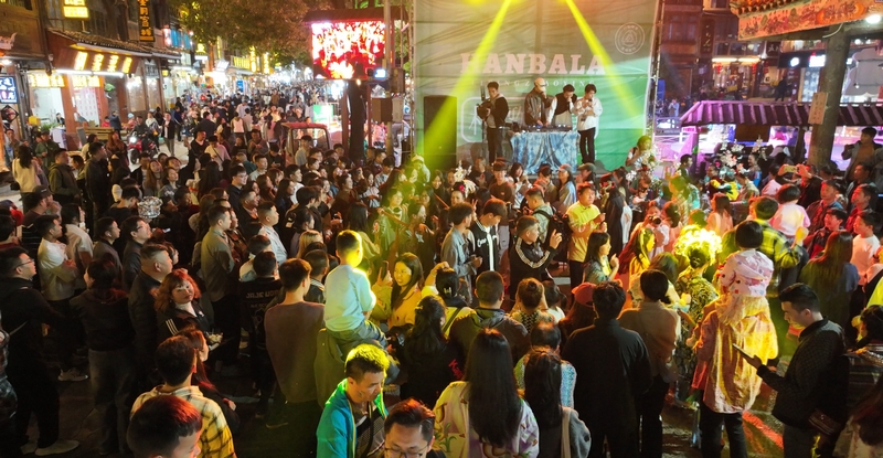 百人露天蹦迪現場。