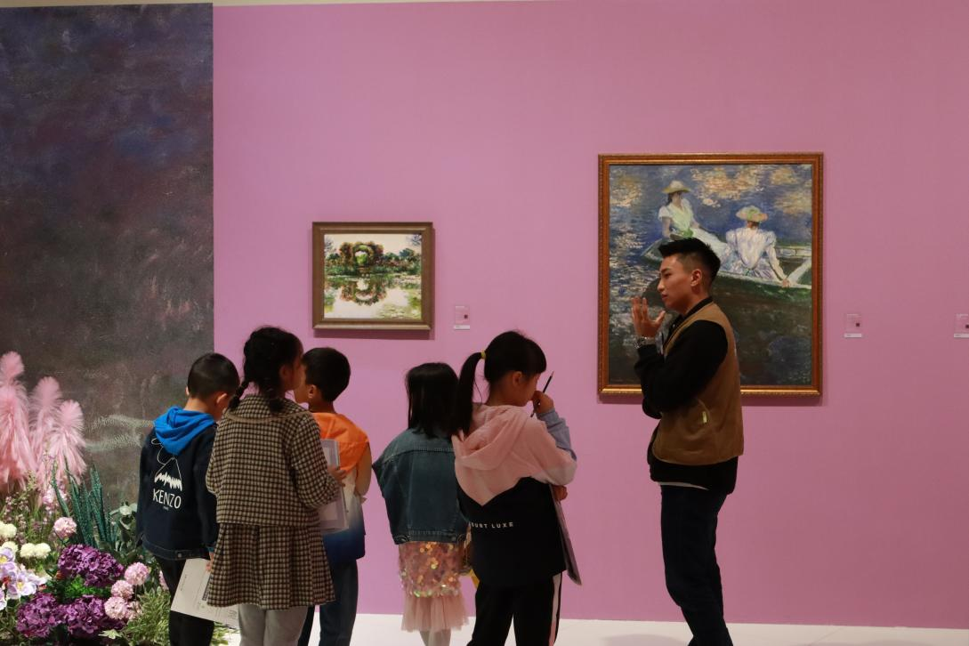 小朋友在老師帶領下觀展。鐵建地產貴州公司供圖