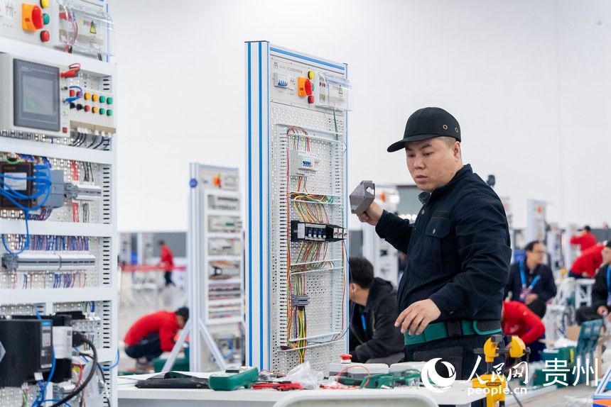 第二屆全國鄉村振興職業技能大賽電工賽項現場。人民網記者 涂敏攝
