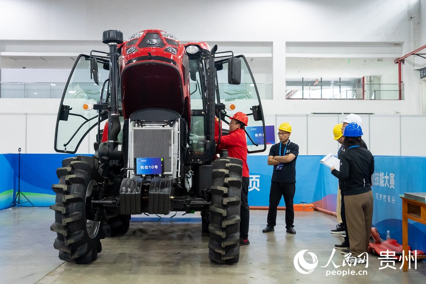 第二屆全國鄉村振興職業技能大賽農機修理賽項現場。人民網記者 涂敏攝