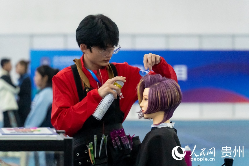 第二屆全國鄉村振興職業技能大賽美發賽項現場。人民網記者 涂敏攝