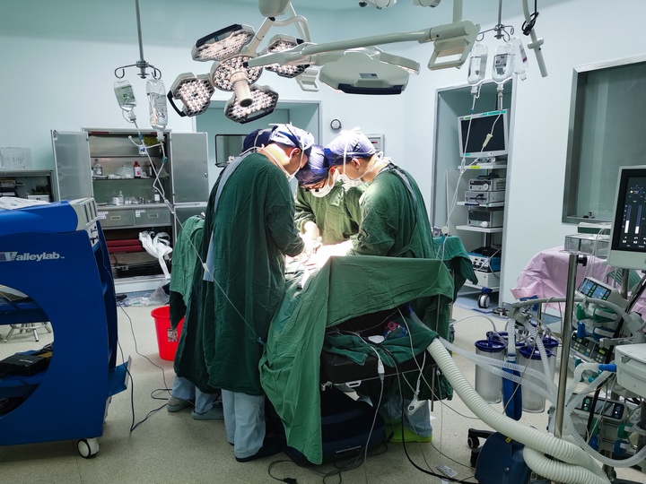 手術進行中。貴州醫科大學附屬醫院供圖