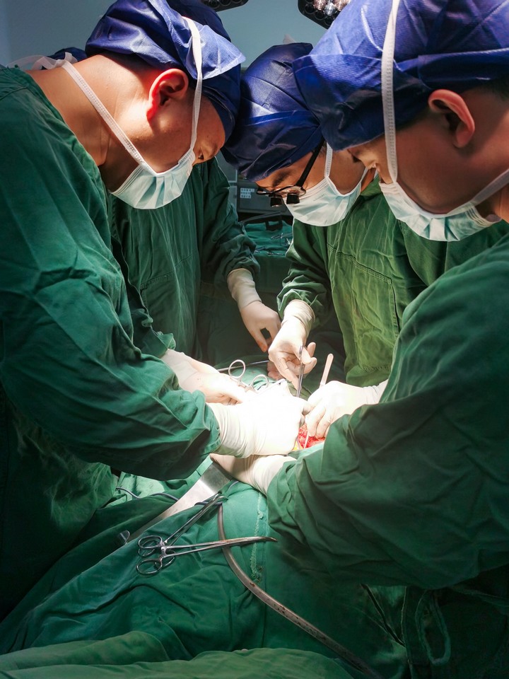 手術進行中。貴州醫科大學附屬醫院供圖
