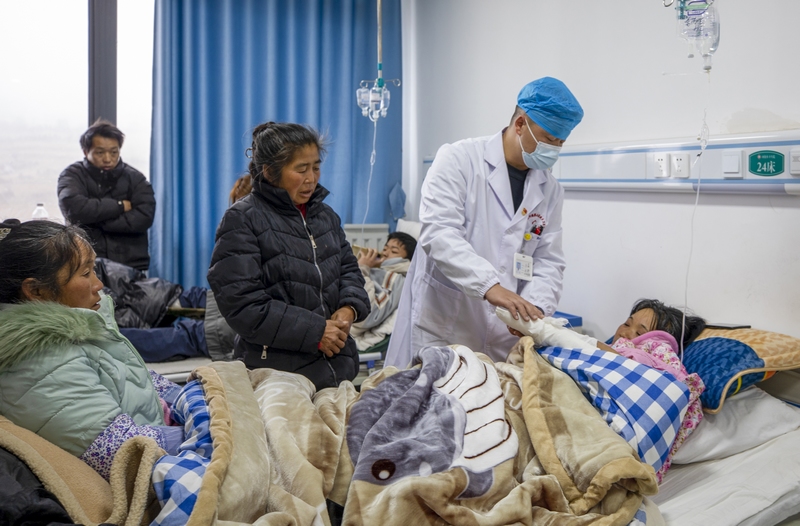 從2022年起，赫章縣河鎮鄉衛生院被貴州省衛健委指定為赫章縣首家縣域醫療次中心建設單位以來，現已建成全縣首家縣域醫療次中心，逐步形成“小病不出村、常見病不出鄉、大病不出縣”的分級診療新格局。這是醫務人員為住院病人檢查術后情況。 李學友攝