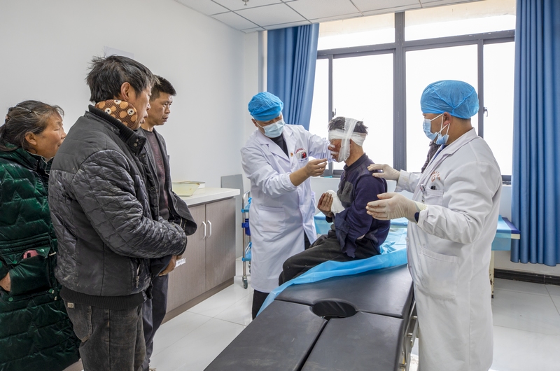 從2022年起，赫章縣河鎮鄉衛生院被貴州省衛健委指定為赫章縣首家縣域醫療次中心建設單位以來，現已建成全縣首家縣域醫療次中心，逐步形成“小病不出村、常見病不出鄉、大病不出縣”的分級診療新格局。這是醫務人員為患者進行傷口包扎。 李學友攝