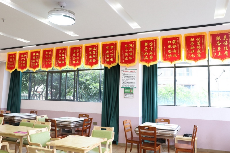 湖城社區老人為社區養老服務站送來的錦旗。劉麟 攝