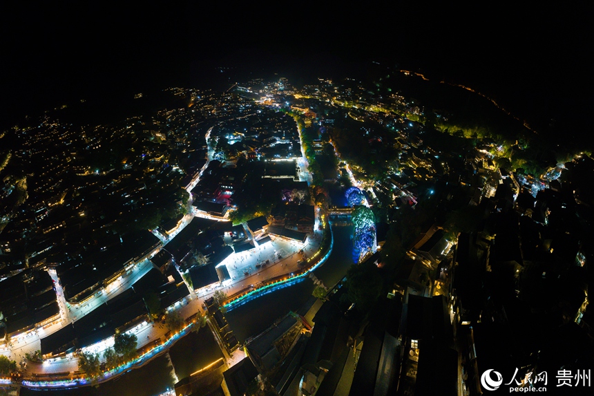 夜幕下的西江苗寨。人民網記者 涂敏攝