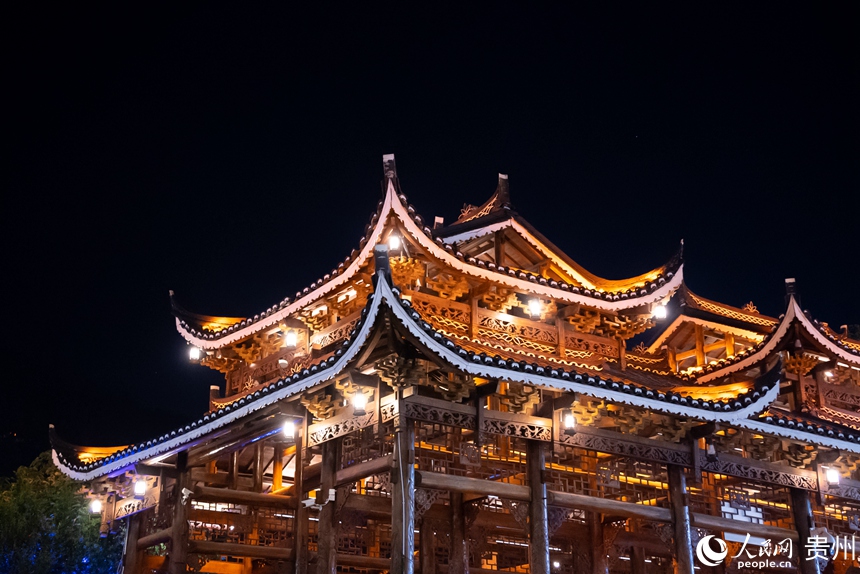 夜幕下的風雨橋。人民網記者 涂敏攝