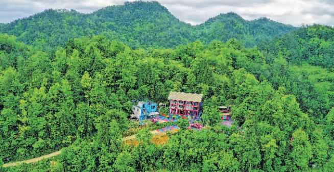 圖為環境優美的平壩村民宿。