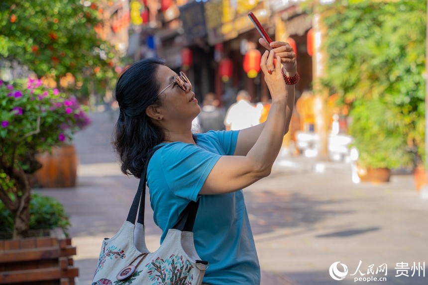 游客在楊柳灣古街游覽。人民網陽茜攝 