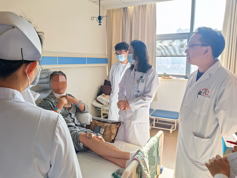 醫生詢問付先生情況。貴州醫科大學附屬醫院供圖