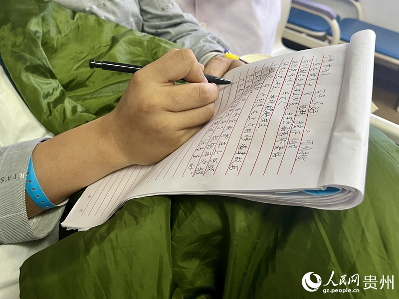 4.付先生寫下自己的感受。人民網 李麗萍攝