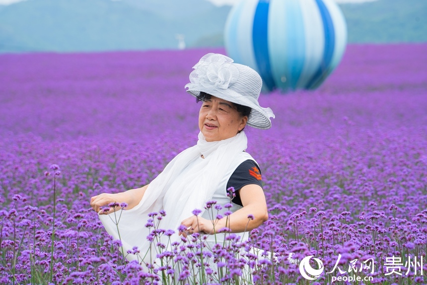 游客走在花田步道中合影留念。人民網 陽茜攝