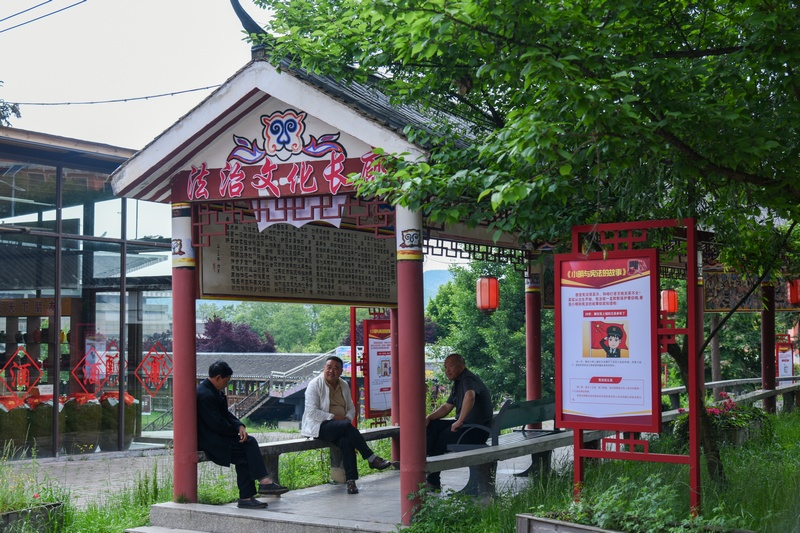 普底鄉穎川村法治文化長廊。秦清攝