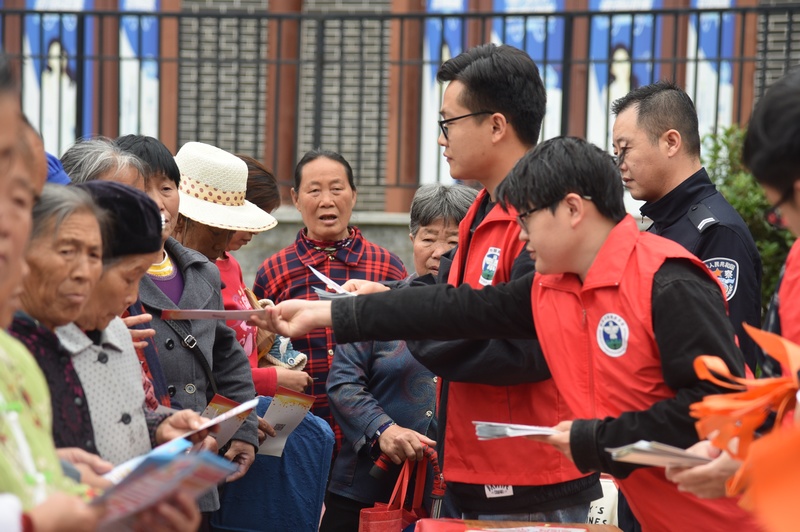 工作人員向居民發放民法典宣傳手冊。