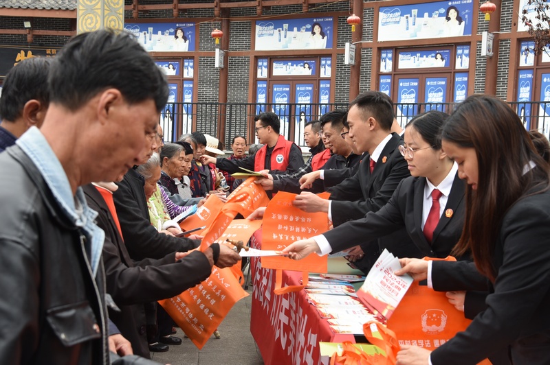 居民們積極參與民法典宣傳活動。