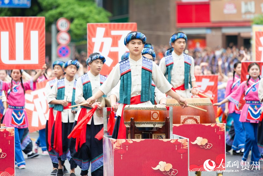 巡游隊伍為現場觀眾帶來民俗表演。人民網記者 高華攝