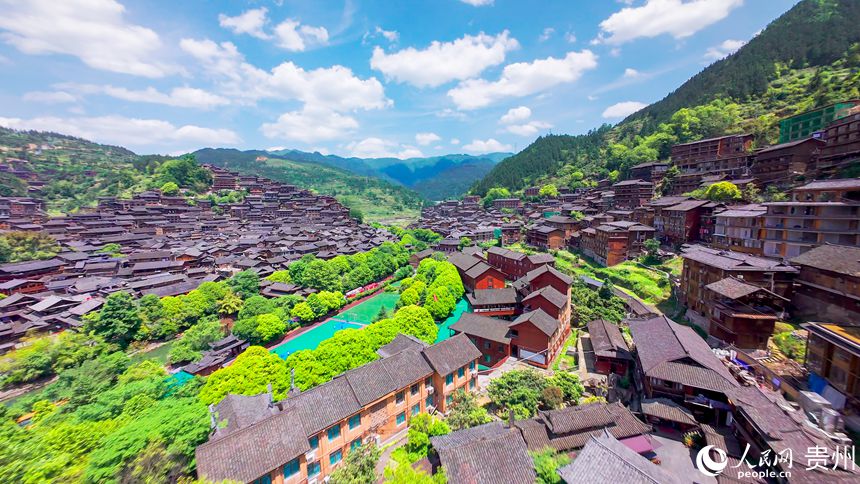1 穿越機視角下的西江千戶苗寨。人民網記者 涂敏 攝