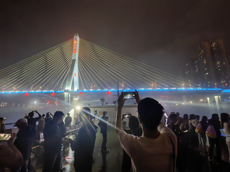 游客用手機記錄美好瞬間(何敏攝)