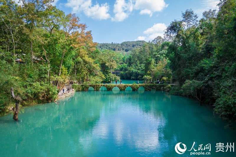 航拍荔波小七孔景區內的七孔古石橋。人民網記者 涂敏攝