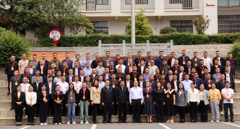 5月20日，赫章縣鄉科級領導干部進修班開班合影。胡彥攝