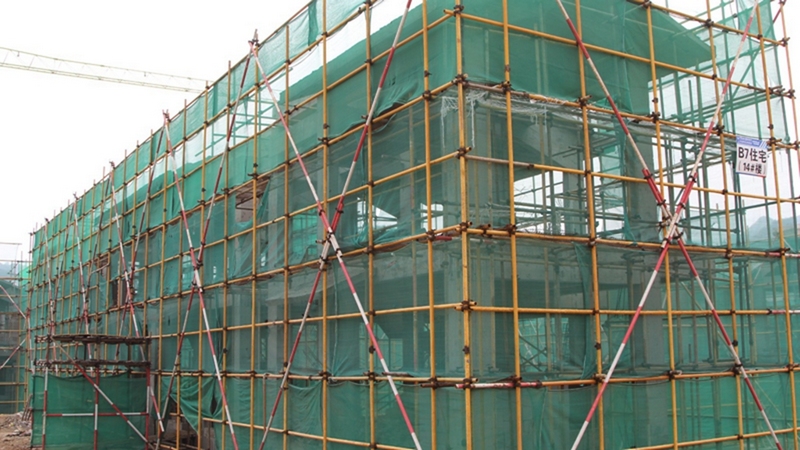 項目施工現場塔吊林立，一座座配套有溫泉泡池的合院，主體結構已初具雛形 修文縣融媒體中心李宇 攝