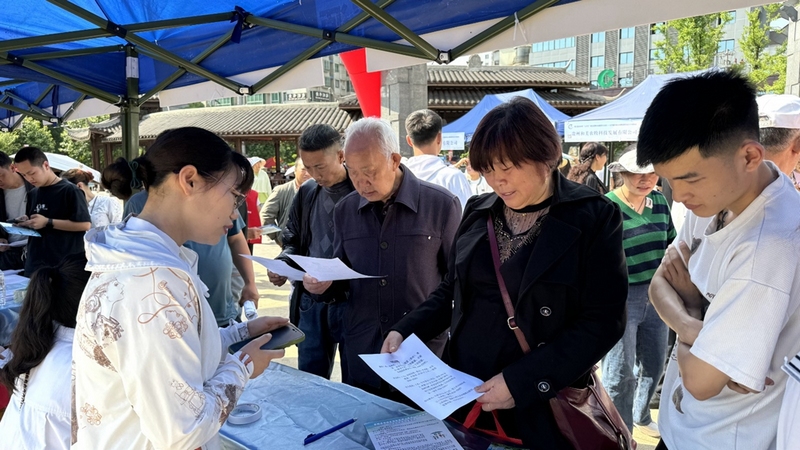 縣人社局還開展就業創業政策宣傳，向求職者發放1600余份就業政策宣傳手冊、宣傳環保袋等 修文縣融媒體中心魏鵬 攝