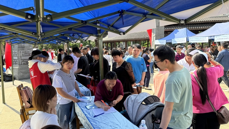 活動現場人頭攢動、熱鬧非凡 修文縣融媒體中心魏鵬 攝