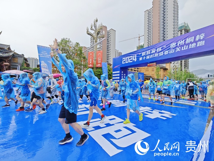 桐梓“村跑”現場。人民網 龍章榆攝