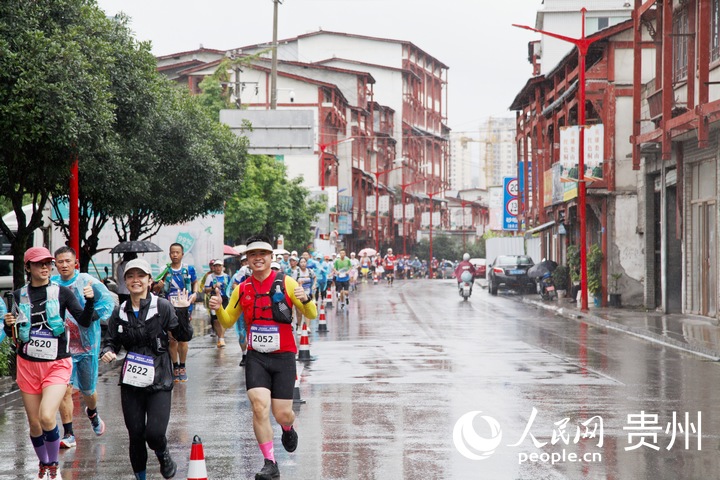 桐梓“村跑”現場。人民網 龍章榆攝