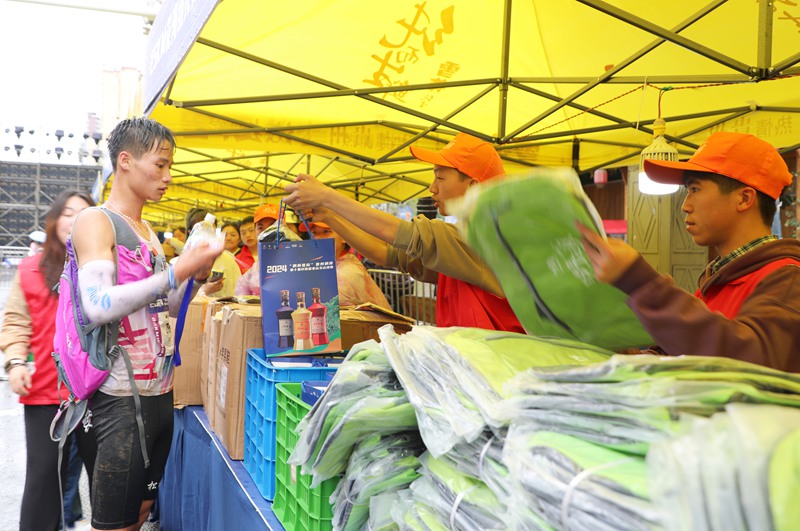 7、志愿者發放完賽包。 陳桂良 攝.