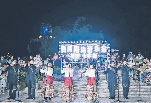 5月25日，貴州大學音樂學院學生在音樂會上演奏竹笛。