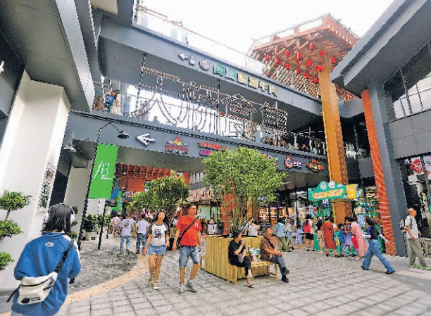 5月25日，市民在新印1950休閑游玩。梁超攝