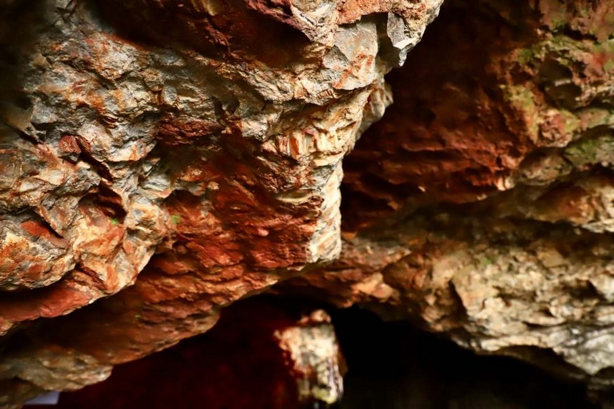 圖為礦洞內部,絢麗的燈光照在礦石上。顧蘭云攝