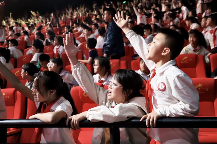 學生舉手參與現場問答環節。顧蘭云攝