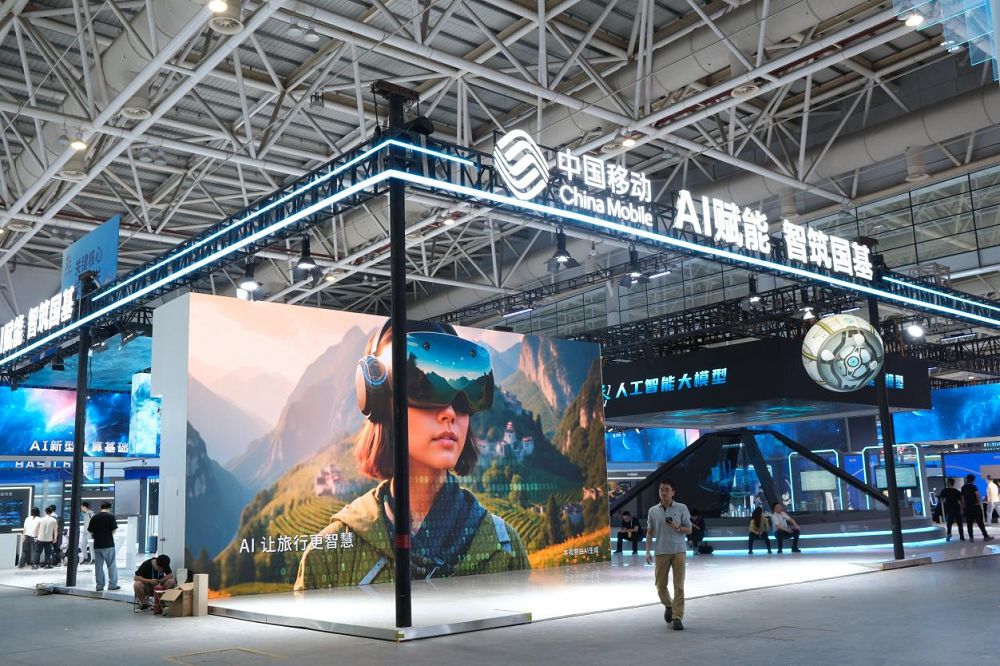 圖為中國移動展區“AI視屆”客流監控平臺與未來感科技眼球。