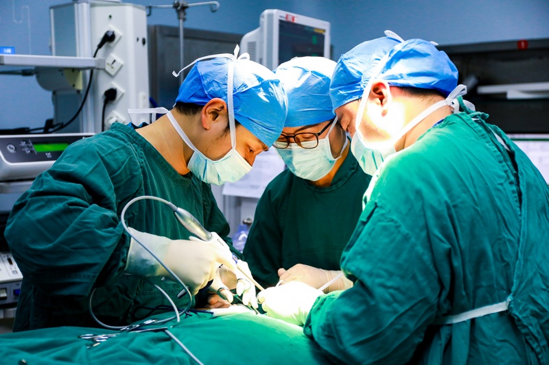 王佳峰手術示教。浙畢醫院供圖