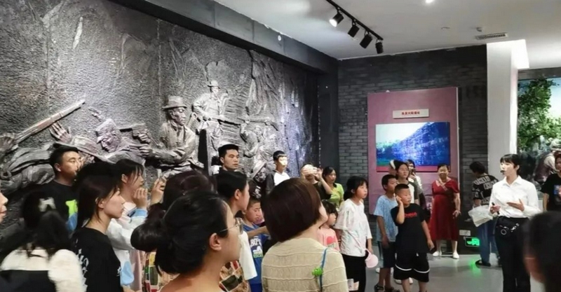 民宿老板為旅居游客安排參觀學習。劉琳攝