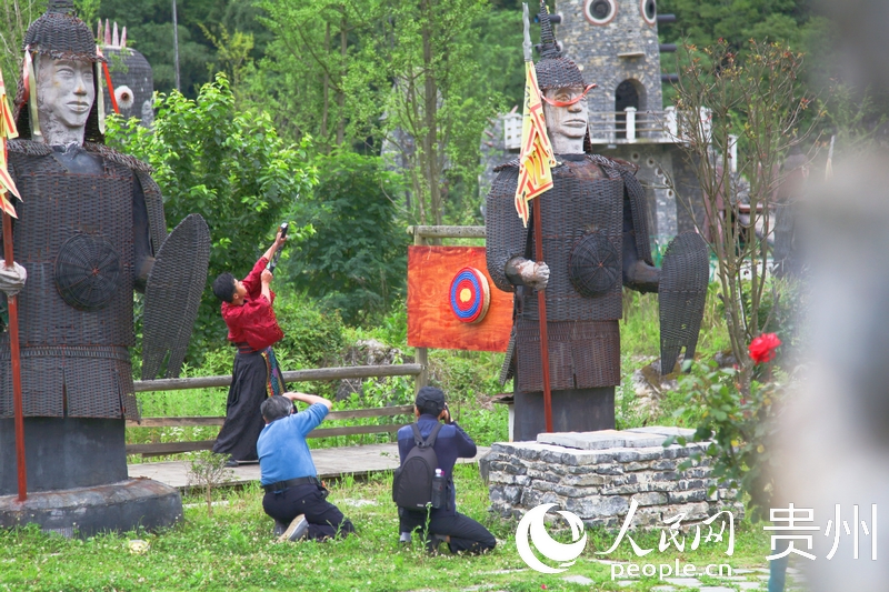 游客打卡當地藤甲文化。人民網 龍章榆攝