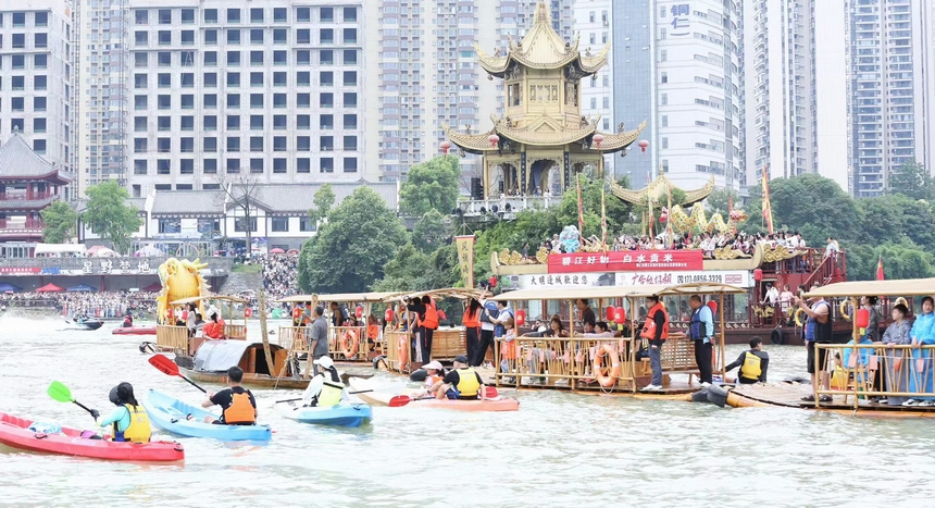 “龍舟游江”活動現場。申逸愷、李銘亨攝