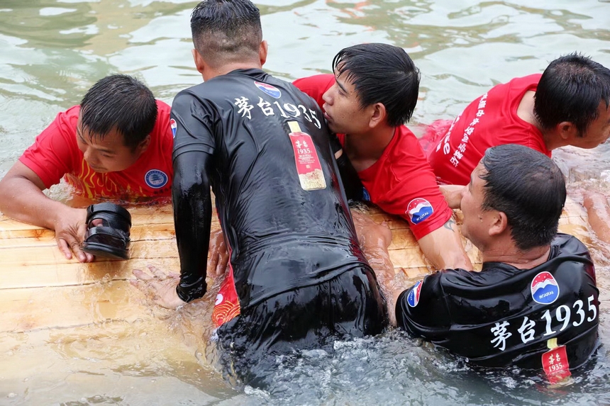 “龍舟游江”活動現場。申逸愷、李銘亨攝