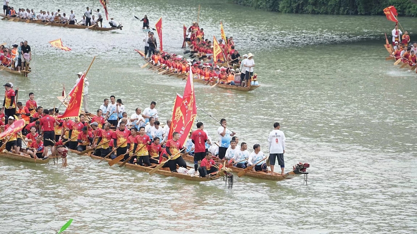 “龍舟游江”活動現場。申逸愷、李銘亨攝