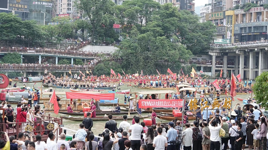 “龍舟游江”活動現場。申逸愷、李銘亨攝